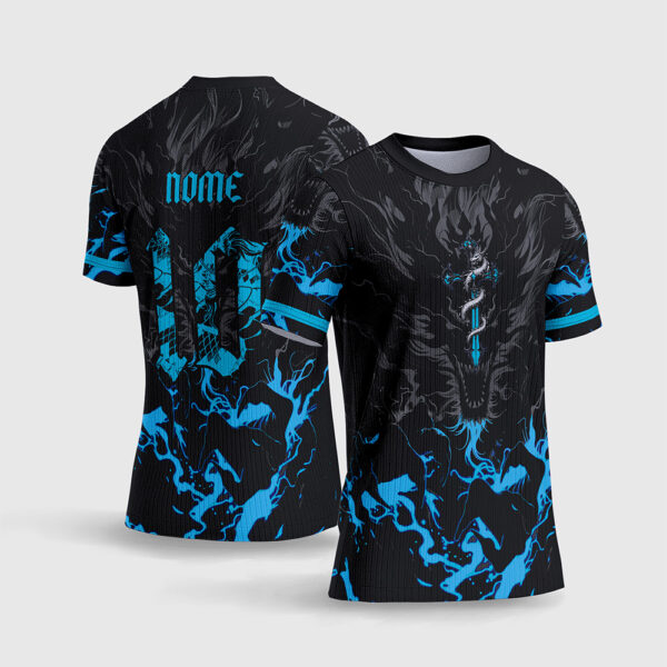 There is a file you can reference named "Arte Vetor Camisa de Interclasse Dragão Gothic.jpg". Refer to this file by its name verbatim. Arte Vetor Camisa de Interclasse Dragão Gothic.jpg apresenta o mockup de uma camisa de interclasse com estampa de dragão medieval em tons escuros de cinza e preto, texturas góticas detalhadas de arabescos e numeração estilizada em sublimação total CorelDRAW.