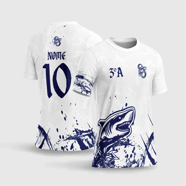 estampa de uniforme escolar com ilustração de tubarão em azul marinho, respingos grunge sobre fundo branco texturizado, numeração gótica e identificação de sala em sublimação total CorelDRAW.