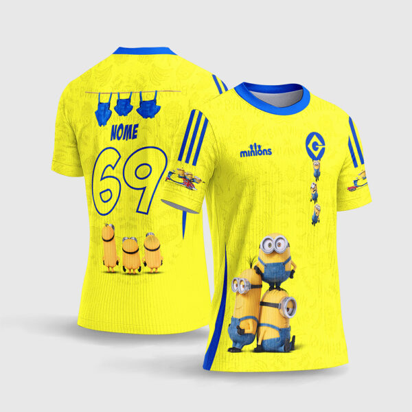 Arte Vetor Camisa Interclasse Minions.jpg apresenta o mockup de um fardamento escolar nas cores amarela e azul royal com ilustrações dos Minions empilhados, balão com logo do Gru, fundo texturizado com marcas d'água de bananas, varal de macacões jeans nas costas e numeração contornada em sublimação total CorelDRAW.