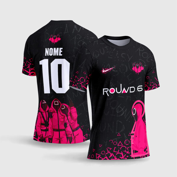 Arte Vetor Camisa Interclasse Rouand 6 apresenta o mockup de um fardamento escolar nas cores preta e rosa choque com ilustrações dos guardas mascarados de Squid Game, símbolos geométricos de círculo, triângulo e quadrado espalhados, fundo com tipografias urbanas em marca d'água e numeração esportiva branca em sublimação total CorelDRAW.
