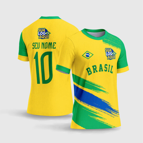 Arte Camisa Brasil Copa do Mundo 2026 Modelo 02.jpg apresenta o mockup de um fardamento da seleção brasileira na cor amarela canarinho com grandes faixas transversais em estilo de pinceladas grunge nas cores verde e azul, ombro esquerdo verde, espaço para logotipo personalizado e numeração esportiva moderna nas costas em sublimação total CorelDRAW.