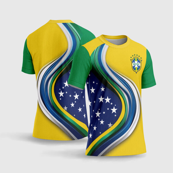 Arte Camisa Brasil Copa do Mundo 2026 Modelo 05.jpg apresenta o mockup do fardamento titular tradicional da Seleção Brasileira na cor amarelo ouro com marcas d'água de texturas tropicais, escudo oficial da CBF com cinco estrelas, gola polo verde com frisos e numeração esportiva verde nas costas em sublimação total CorelDRAW.