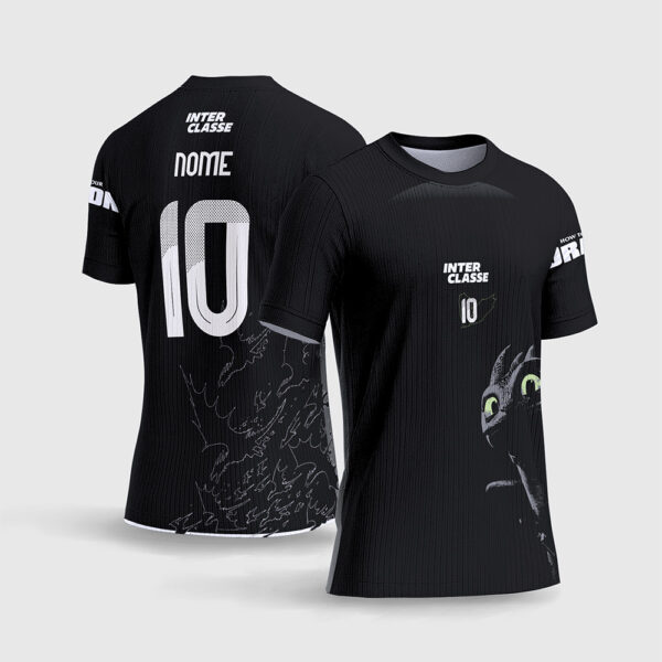 Arte Camisa Interclasse Como Treinar Seu Dragão.jpg apresenta o mockup de um fardamento escolar na cor preta com ilustrações dos personagens Banguela e Fúria da Luz, texturas grunge de respingos de tinta, detalhes esportivos nos ombros em azul neon e numeração gótica contornada em sublimação total CorelDRAW.