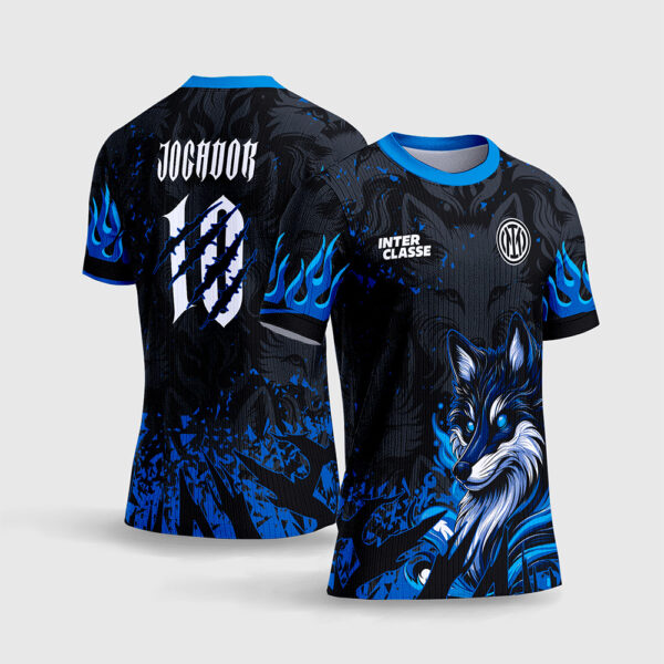Arte Camisa Interclasse Estampa Vetor Lobo Raposa Azul.jpg apresenta o mockup de um fardamento escolar preto com ilustração de lobo/raposa em azul ciano e branco, texturas geométricas de linhas táticas em marca d'água de alta performance, detalhes nos ombros e numeração moderna contornada em sublimação total CorelDRAW.