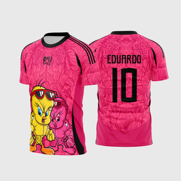 Arte Camisa Interclasse Piu-piu Amarelo com Rosa 2027.jpg apresenta o mockup de um fardamento escolar nas cores amarelo e rosa com ilustração frontal do personagem de desenho animado Piu-piu, fundo texturizado com grafismos abstratos em marca d'água e numeração esportiva preta com nome nas costas em sublimação total CorelDRAW.