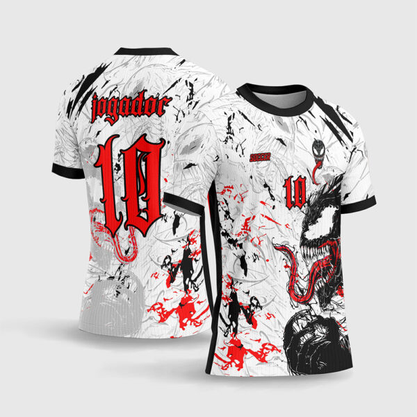 Arte Camisa Interclasse Venom Branca e Vermelha.jpg apresenta o mockup de um fardamento escolar na cor branca com ilustração detalhada do personagem Venom, fundo texturizado com teias em marca d'água e respingos de tinta vermelha e preta, recortes pretos nas golas e mangas, e numeração gótica alongada nas costas em sublimação total CorelDRAW.