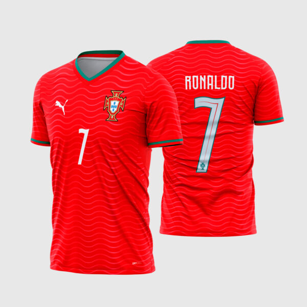 Arte Camisa Portugal Titular 2026 - 2028.jpg apresenta o mockup do fardamento titular da seleção de Portugal na cor vermelha com marcas d'água de texturas em ondas horizontais, escudo oficial da Federação Portuguesa de Futebol, gola V verde bandeira, e numeração esportiva cinza com contorno verde exibindo o nome Ronaldo nas costas em sublimação total CorelDRAW.