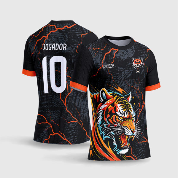 Arte Estampa Camisa de Interclasse Escolar Tigre 2026.jpg apresenta o mockup de um fardamento escolar preto e laranja com ilustração detalhada de uma cabeça de tigre rugindo, fundo texturizado com marcas d'água geométricas e rasgos de garras, detalhes esportivos nos ombros e numeração contornada em sublimação total CorelDRAW.