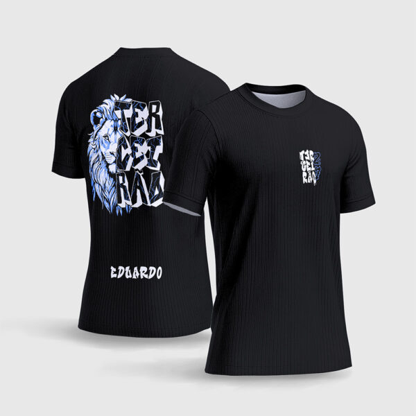 Arte Estampa Camisa terceirão Leão Azul.jpg apresenta o mockup de um fardamento escolar de formatura na cor preta com estampa frontal minimalista texturizada, e um grande grafismo traseiro no estilo streetwear combinando a ilustração detalhada de metade da face de um leão em tons de azul e branco, escrita Terceirão blocada em 3D com texturas de raios e o nome Eduardo do formando em sublimação total CorelDRAW.