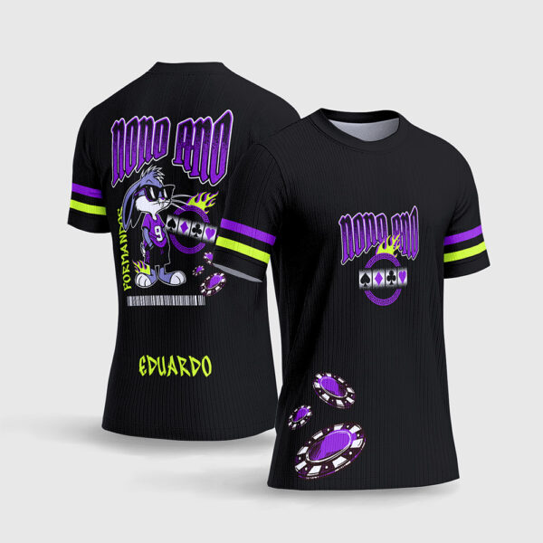 Arte Estampa Vetor Camisa Formandos Nono Ano Pernalonga Cassino.jpg apresenta o mockup de um fardamento escolar de formatura em tons de roxo e preto com ilustração frontal do Pernalonga de terno jogando poker, fundo com marcas d'água de roleta e fichas de cassino, letras douradas destacando o nono ano e numeração esportiva nas costas em sublimação total CorelDRAW.