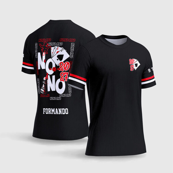 Arte Estampa Vetor Camisa Formandos Nono Ano Xadrez.jpg apresenta o mockup de um fardamento escolar de formatura na cor preta com estampa frontal minimalista de cartas e ano 2027, e um grande grafismo traseiro combinando peça de xadrez torre, cartas de baralho, escrita Nono Ano estilizada em vermelho e branco, e nome do formando em sublimação total CorelDRAW.