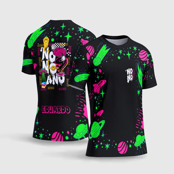 Arte Estampa Vetor Camisa Nono Ano Alien 2027.jpg apresenta o mockup de um fardamento escolar de formatura na cor preta com estampa frontal minimalista circundada por planetas e foguetes neon verde e rosa, e um grande grafismo traseiro no estilo streetwear combinando texto Nono Ano em dripping, cérebro cartoon, smileys derretidos, disco voador e o nome Eduardo do formando em sublimação total CorelDRAW.