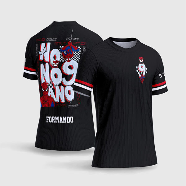 Arte Estampa Vetor Camisa do Nono Ano Homem Aranha.jpg apresenta o mockup de um fardamento escolar de formatura na cor preta com estampa frontal minimalista do Homem-Aranha pendurado no número 9, e um grande grafismo traseiro no estilo streetwear combinando o herói escalando a palavra Nono Ano escrita em fonte gótica branca e vermelha, teias e o nome do formando em sublimação total CorelDRAW.