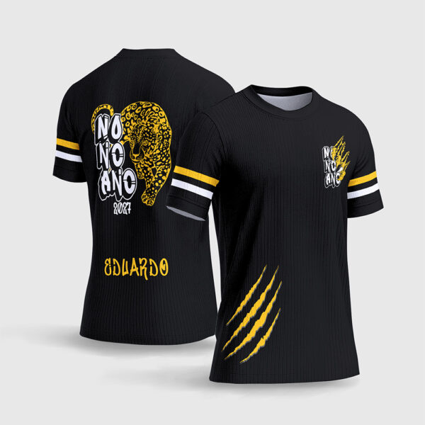 Arte Estampa Vetor Camisa do Nono Ano Onça.jpg apresenta o mockup de um fardamento escolar de formatura na cor preta com estampa frontal texturizada e mangas com rosetas de onça, e um grande grafismo traseiro no estilo streetwear combinando uma onça-pintada realista, escrita Nono Ano com efeito dripping, elementos de poeira grunge e o nome Eduardo do formando em sublimação total CorelDRAW.