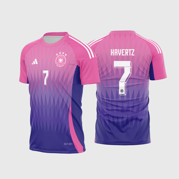 Arte Vetor Camisa Alemanha Reserva 2024 - 2025.jpg apresenta o mockup do fardamento de visitante da seleção da Alemanha com degradê vertical que transiciona do rosa vibrante no peito para o roxo profundo na barra, fundo texturizado com espinhos geométricos em marca d'água, escudo minimalista da DFB com quatro estrelas, e numeração esportiva branca nas costas em sublimação total CorelDRAW.