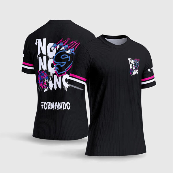 Arte Vetor Camisa Formandos Nono Ano 2027 Tigre Azul e Rosa.jpg apresenta o mockup de um fardamento escolar de formatura na cor preta com estampa frontal minimalista texturizada do ano 2027, e um grande grafismo traseiro no estilo streetwear combinando a ilustração detalhada de um tigre de olhar feroz estilizado em tons de azul ciano e rosa neon, escrita Nono Ano com efeito dripping, raios e o nome do formando em sublimação total CorelDRAW.