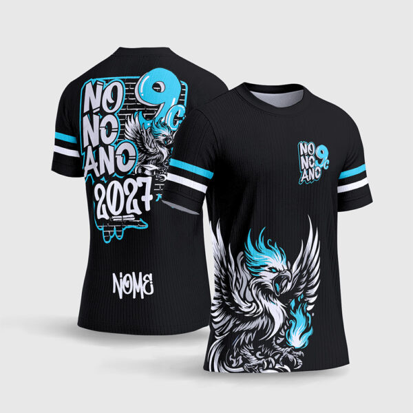 Arte Vetor Camisa Formandos Nono Ano Graffite Fênix.jpg apresenta o mockup de um fardamento escolar de formatura na cor preta com estampa frontal de uma fênix em chamas azuis e ciano, e um grande grafismo traseiro no estilo streetwear combinando a escrita Nono Ano 2027 com efeito de spray de grafite, fundo de muro de tijolos, número 9 grande e o campo para o nome do formando em sublimação total CorelDRAW.