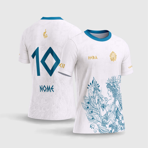 Arte Vetor Camisa Interclasse Deusa Hera.jpg apresenta o mockup de uma camisa de interclasse na cor branca com ilustração em azul petróleo da deusa grega Hera, texturas de plumas de pavão em marca d'água sutil, brasão e numeração romana em dourado, e número 10 geométrico nas costas em sublimação total CorelDRAW.