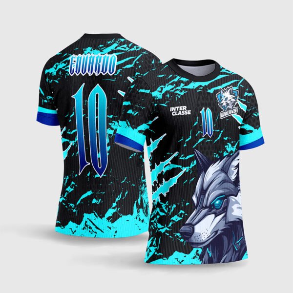 Arte Vetor Camisa Interclasse Lobo Robótico.jpg apresenta o mockup de um fardamento esportivo de interclasse na cor preta com textura camuflada em azul ciano, destacando a estampa frontal de um lobo cibernético robótico, brasão Wolves e layout traseiro com o número 10 e nome Eduardo em sublimação total CorelDRAW.