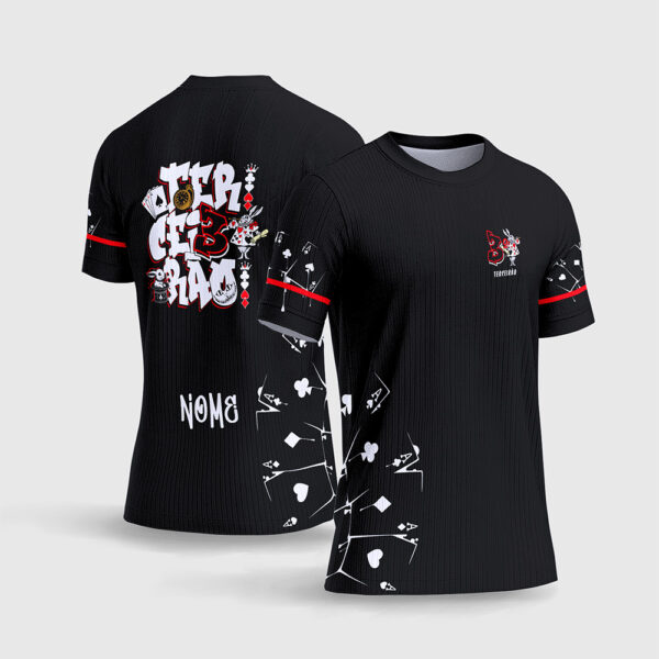 Arte Vetor Camisa Terceirão Coelho Cartas Baralho.jpg apresenta o mockup de um fardamento escolar de formatura na cor preta com estampa frontal minimalista do número 3 com cartas, e um grande grafismo traseiro no estilo streetwear grunge combinando o coelho na cartola, cartas de baralho, relógio de bolso, ampulheta e a escrita Terceirão com efeito de tinta escorrendo em sublimação total CorelDRAW.