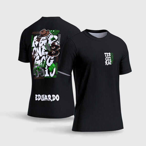Arte Vetor Camisa Terceirão Estilo Agronegócio.jpg apresenta o mockup de um fardamento escolar de formatura na cor preta com estampa frontal minimalista do Terceirão, e um grande grafismo traseiro no estilo sertanejo rústico combinando um crânio de touro longhorn, engrenagens mecânicas, plantação de milho em tons dourados, escrita Terceirão e o nome do formando em sublimação total CorelDRAW.