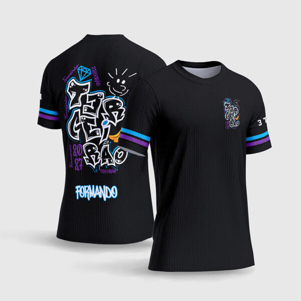 Arte Vetor Camisa Terceirão Estilo Grafitte Diamante.jpg apresenta o mockup de um fardamento escolar de formatura na cor preta com estampa frontal minimalista e um grande grafismo traseiro no estilo arte urbana combinando a palavra Terceirão em fonte grafite rosa, diamante lapidado com respingos de spray, ano 2027 e o nome do formando em sublimação total CorelDRAW.