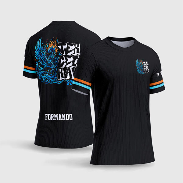 Arte Vetor Camisa Terceirão Fênix em Azul.jpg apresenta o mockup de um fardamento escolar de formatura na cor preta com estampa frontal minimalista texturizada, e um grande grafismo traseiro no estilo streetwear combinando a ilustração detalhada de uma fênix com asas abertas em tons de azul e ciano, escrita Terceirão, elementos grunge e o nome do formando em sublimação total CorelDRAW.
