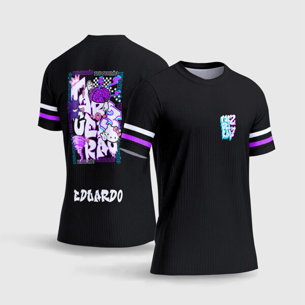 Arte Vetor Camisa Terceirão Gengar e Hello Kitty.jpg apresenta o mockup de um fardamento escolar de formatura na cor preta com estampa frontal minimalista texturizada, e um grande grafismo traseiro no estilo streetwear combinando o personagem Gengar roxo e a Hello Kitty com touca de caveira rosa, escrita Terceirão com efeito dripping, raios e o nome do formando em sublimação total CorelDRAW.