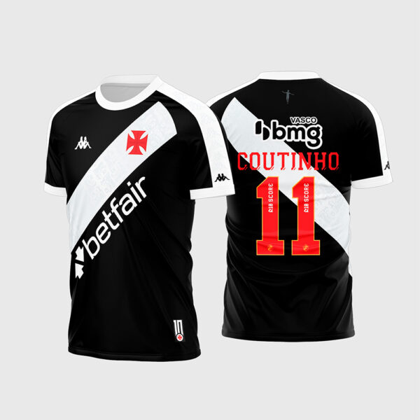 Arte Vetor Camisa Vasco da Gama Titular 2024 - 2025 Modelo 02.jpg apresenta o mockup do fardamento titular do Vasco da Gama na cor preta com a tradicional faixa diagonal branca, brasão com a Cruz de Malta vermelha, texturas jacquard em marca d'água de alta performance, gola polo preta com frisos brancos e numeração esportiva branca nas costas em sublimação total CorelDRAW.
