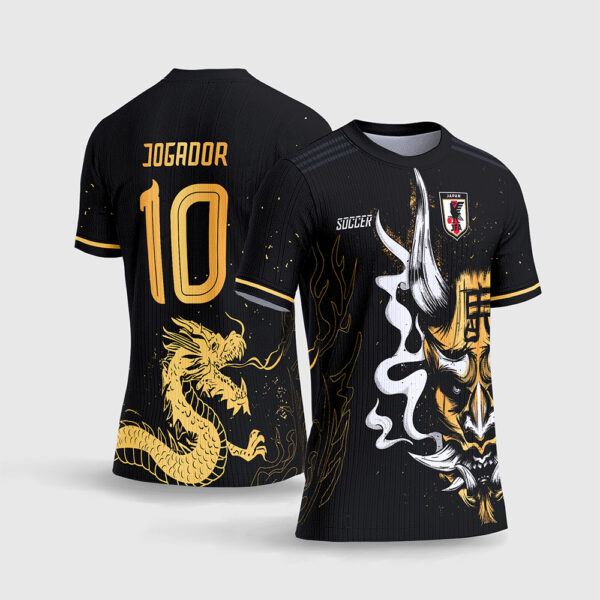 Arte Vetor Camisa de Interclasse Japão Dragão Samurai.jpg apresenta o mockup de um fardamento escolar na cor preta com ilustração frontal de máscara samurai Oni com fumaça branca, escudo oficial da JFA, dragão oriental dourado na barra traseira e numeração esportiva dourada com nome do jogador em sublimação total CorelDRAW.