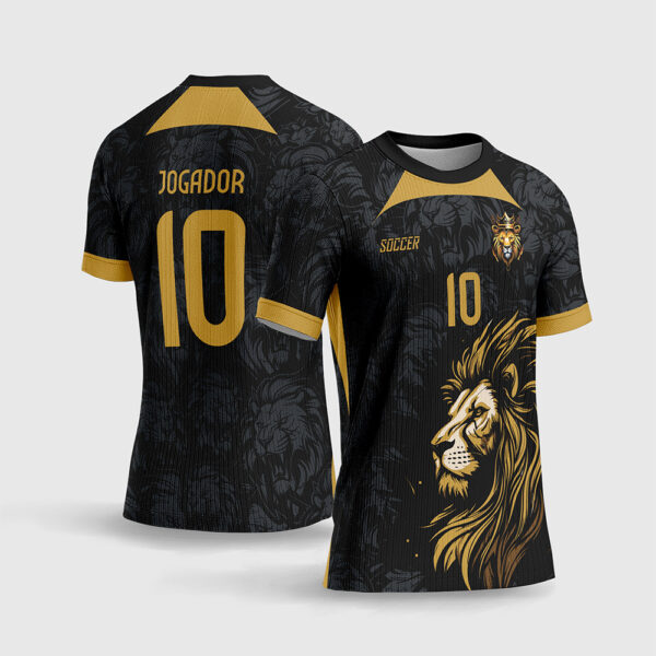 Arte Vetor Camisa de Interclasse Leão Dourado.jpg apresenta o mockup de um fardamento escolar na cor preta com ilustração geométrica de um leão rugindo em tons de ouro, fundo texturizado com linhas táticas em marca d'água de alta performance, e numeração esportiva dourada com o nome personalizado nas costas em sublimação total CorelDRAW.