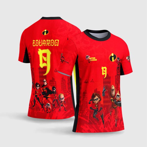 Arte Vetor Camisa de Interclasse Os Incríveis.jpg apresenta o mockup de um fardamento escolar na cor vermelha com ilustrações dos personagens da família de super-heróis Os Incríveis, fundo com marca d'água de silhueta de cidade, detalhes de recortes pretos nas laterais e numeração amarela em sublimação total CorelDRAW.