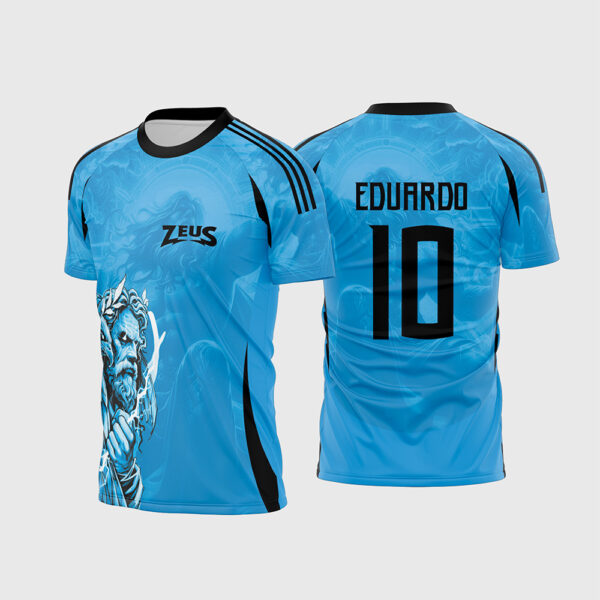 Arte Vetor Camisa de Interclasse Zeus 2027.jpg apresenta o mockup de um fardamento escolar nas cores azul e preto com ilustração frontal de Zeus, raios dourados, fundo texturizado com nuvens de tempestade em marca d'água e numeração esportiva dourada com nome nas costas em sublimação total CorelDRAW.