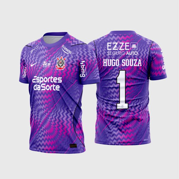 Arte Camisa Corinthians Goleiro Roxa 2026 - 2027.jpg apresenta o mockup do uniforme de goleiro do Corinthians na cor roxa e magenta com padrão geométrico de zigue-zague em efeito óptico, patrocínios Esportes da Sorte e Ezze Seguros, e layout traseiro com o número 1 e nome Hugo Souza para sublimação total CorelDRAW.
