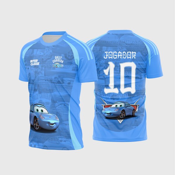 Arte Camisa Interclasse Carros Sally Carrera.jpg apresenta o mockup de um fardamento esportivo de interclasse na cor azul celeste com marcas de pneu em marca d'água, estampa frontal da personagem Sally Carrera de Carros Pixar, e layout traseiro com o número 10 e brasão vintage com a Sally em sublimação total CorelDRAW.