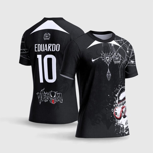 Arte Camisa Interclasse Venom Black 2027.jpg apresenta o mockup de um fardamento esportivo de interclasse na cor preta blackout com recortes brancos nos ombros, estampa frontal de teias de aranha e ilustração do Venom com respingos de tinta, e layout traseiro com número 10 e nome Eduardo para sublimação total CorelDRAW.