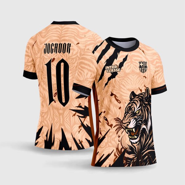 Arte Camiseta de Interclasse Tigre Feroz Bege.jpg apresenta o mockup de um fardamento esportivo de interclasse na cor bege avelã com textura de pelagem de tigre em marca d'água, garras rasgadas no ombro, estampa frontal de um tigre rugindo em preto, e layout traseiro com o número 10 e campo de nome Jogador em sublimação total CorelDRAW.