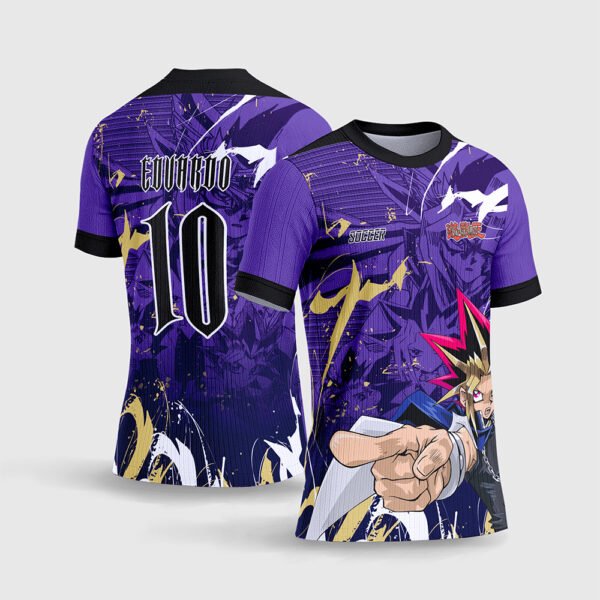 Arte Template Camisa Interclasse Yu-Gi-Oh.jpg apresenta o mockup de um fardamento esportivo de interclasse na cor roxa com textura de mangá em marca d'água e pinceladas em dourado ouro, destacando a estampa frontal do personagem Yami Yugi de Yu-Gi-Oh e layout traseiro com número 10 e nome Eduardo em sublimação total CorelDRAW.