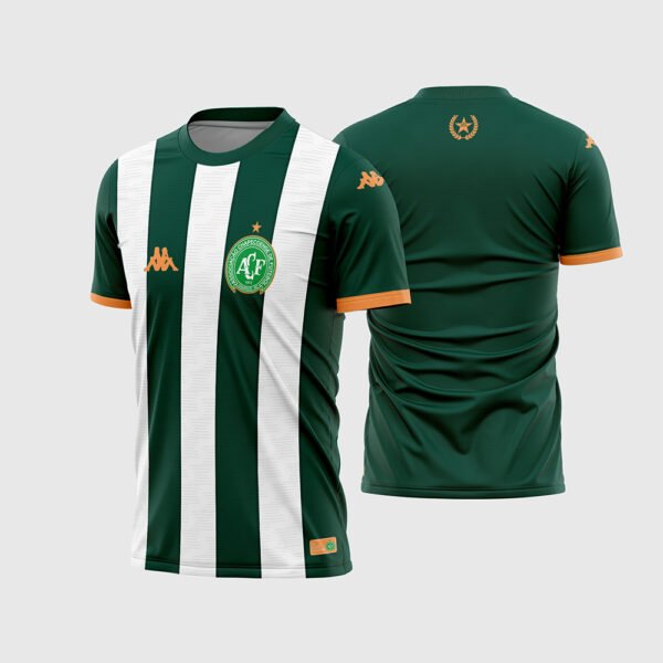 Arte Vetor Camisa Chapecoense 2026 - 2027.jpg apresenta o mockup do uniforme da Chapecoense na cor verde e branca com listras verticais, detalhes em dourado nos punhos e logo da fornecedora, escudo oficial da ACF e costas verdes lisas para sublimação total CorelDRAW.