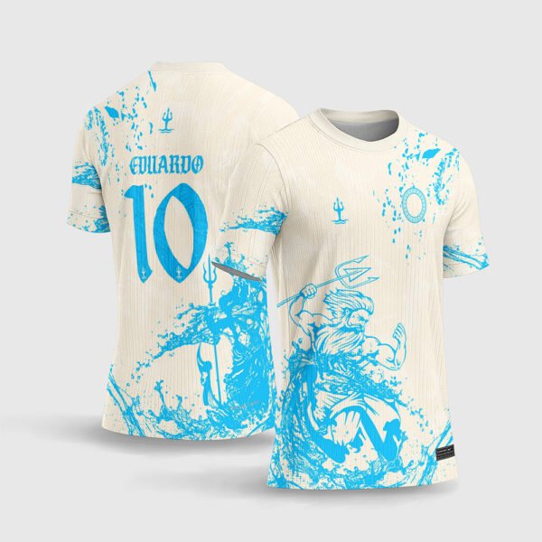 Arte Vetor Camisa Interclasse Poseidon.jpg apresenta o mockup de um fardamento esportivo de interclasse na cor bege cream off-white com estampa de ondas e respingos em azul ciano, ilustração do deus grego Poseidon com tridente na frente e layout traseiro com o número 10 e nome Eduardo para sublimação total CorelDRAW.