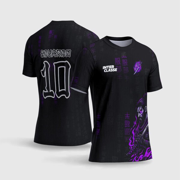 Arte Vetor Camisa Interclasse Samurai Oriental.jpg apresenta o mockup de um fardamento esportivo de interclasse na cor preta com ideogramas japoneses kanji em marca d'água roxa, estampa frontal de um samurai com katana e chamas violeta, e layout traseiro com o número 10 e nome Eduardo em sublimação total CorelDRAW.