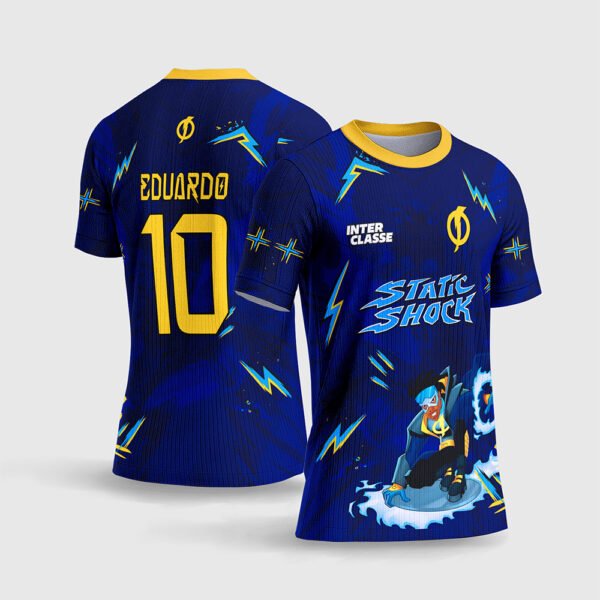 Arte Vetor Camisa Interclasse Super Choque 2027.jpg apresenta o mockup de um fardamento esportivo de interclasse na cor azul royal com gola e detalhes em amarelo choque, estampa de raios e ilustração do herói Super Choque (Static Shock) em seu disco voador, e layout traseiro com o número 10 e nome Eduardo em sublimação total CorelDRAW.