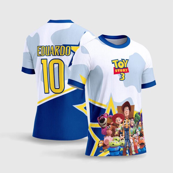 Arte Vetor Camisa Interclasse Toy Story.jpg apresenta o mockup de um fardamento esportivo de interclasse na cor azul e branca com estampa de nuvens do quarto do Andy, estrela amarela na diagonal e a turma do Toy Story com Woody e Buzz Lightyear na frente, e layout traseiro com número 10 e nome Eduardo em sublimação total CorelDRAW.