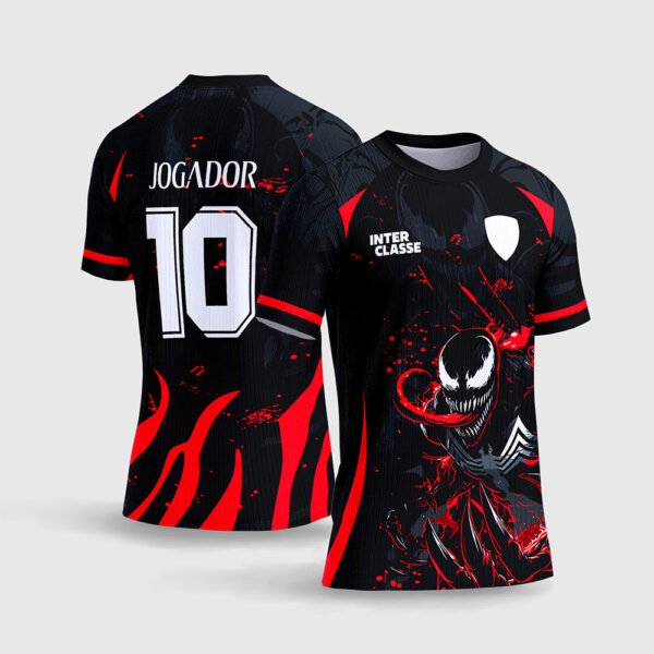 Arte Vetor Camisa Interclasse Venom 2027.jpg apresenta o mockup de um fardamento esportivo de interclasse na cor preta com detalhes e respingos em vermelho sangue, destacando a estampa frontal do personagem Venom com dentes afiados e língua, e layout traseiro com o número 10 e campo de nome Jogador em sublimação total CorelDRAW.