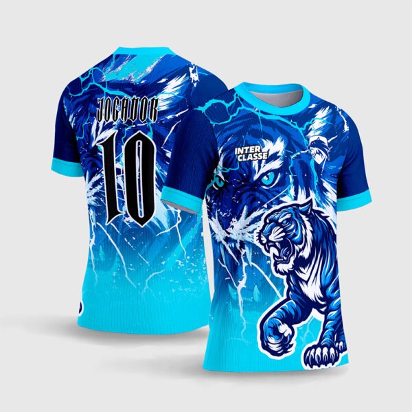 Arte Vetor Camisa de Interclasse Tigre Azul.jpg apresenta o mockup de um fardamento esportivo de interclasse em tons de azul ciano e royal com estampa de raios elétricos, destacando o tigre em posição de ataque na frente e layout traseiro com o número 10 e campo de nome Jogador em sublimação total CorelDRAW.