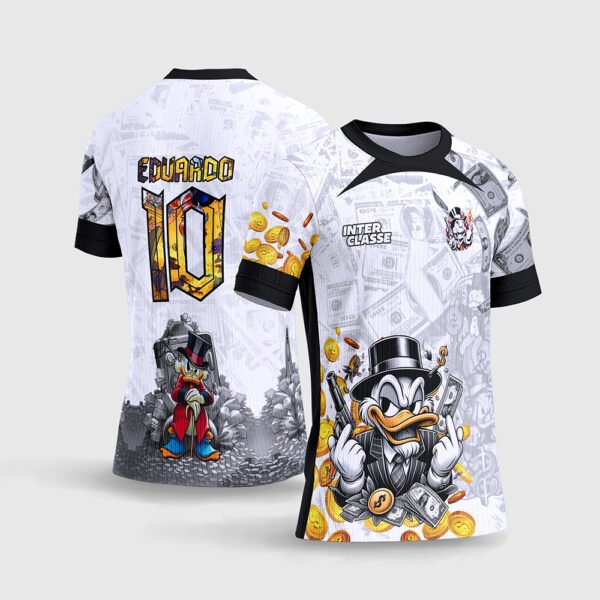 Arte Vetor Camisa de Interclasse Tio Patinhas 2027.jpg apresenta o mockup de um fardamento esportivo de interclasse na cor branca com estampa de cédulas de dólar em marca d'água, moedas de ouro e ilustração do Tio Patinhas gangster de terno na frente e sentado no cofre nas costas, com número 10 e nome Eduardo em sublimação total CorelDRAW.