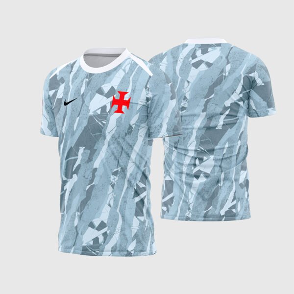 Arte Camisa Vasco Pré-Jogo I 2026 - 2027.jpg apresenta o mockup da camisa pré-jogo do Vasco da Gama na cor cinza glacial e azul ártico com estampa camuflada marmorizada, gola branca e Cruz de Cristo vermelha no peito para sublimação total CorelDRAW.