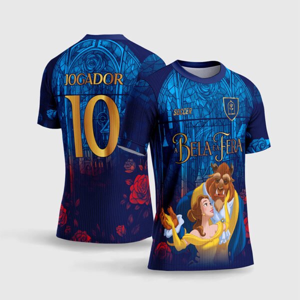 Arte Vetor Camisa Interclasse A Bela e a Fera.jpg apresenta o mockup do fardamento escolar de interclasse temático A Bela e a Fera na cor azul com textura de vitrais góticos, rosas vermelhas, ilustração clássica dos personagens e layout traseiro com o número 10 e nome Jogador em dourado para sublimação total CorelDRAW.