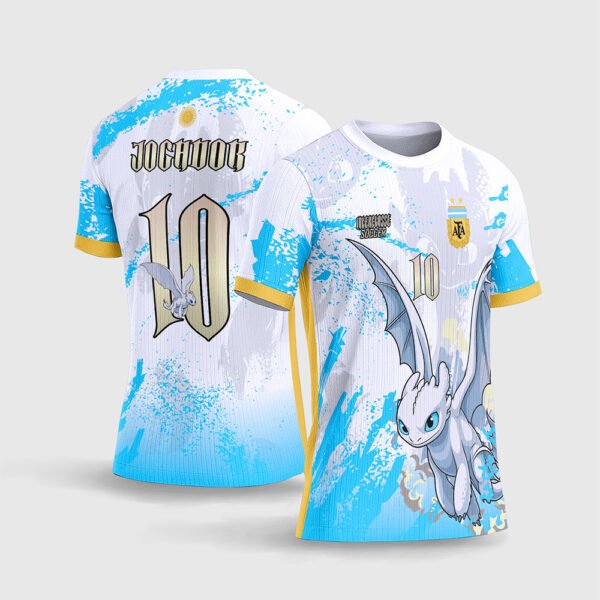 Arte Camisa Interclasse Fúria da Luz - Como Treinar seu Dragão.jpg apresenta o mockup do fardamento escolar de interclasse temático Fúria da Luz na cor branca e azul celeste com respingos de tinta, ilustração da dragão albina, detalhes dourados e layout traseiro oficial com o número 10 e nome Jogador para sublimação total CorelDRAW.